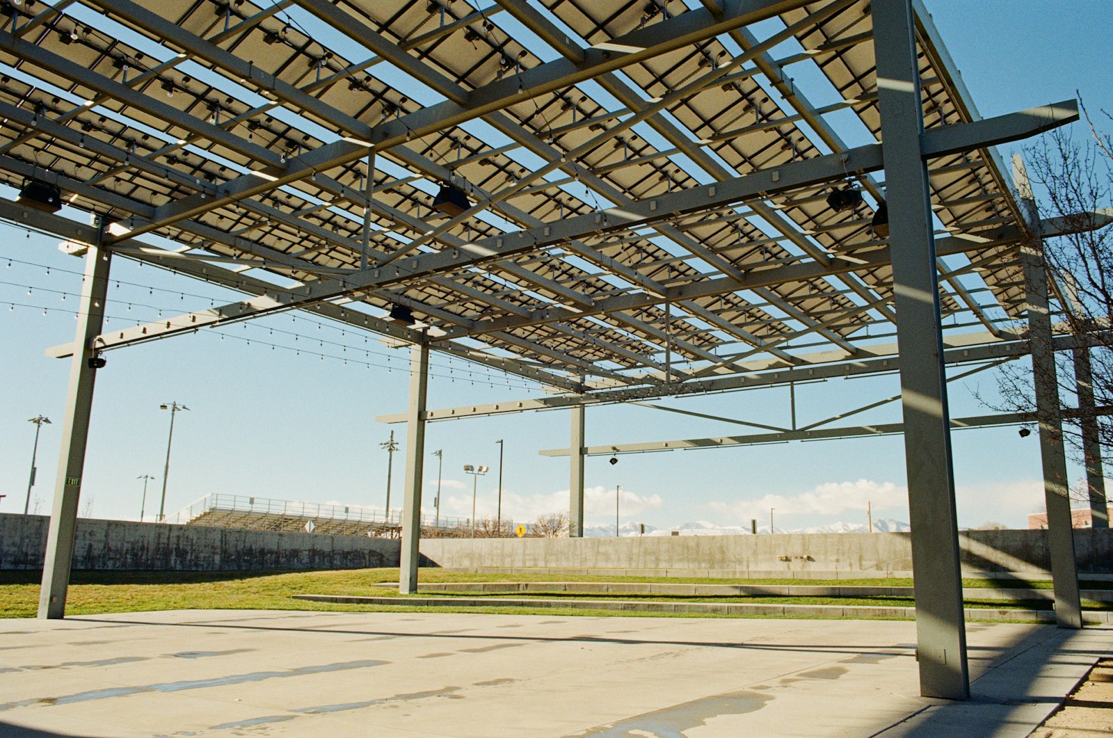 Ombrière photovoltaïque installée sur un parking d'entreprise